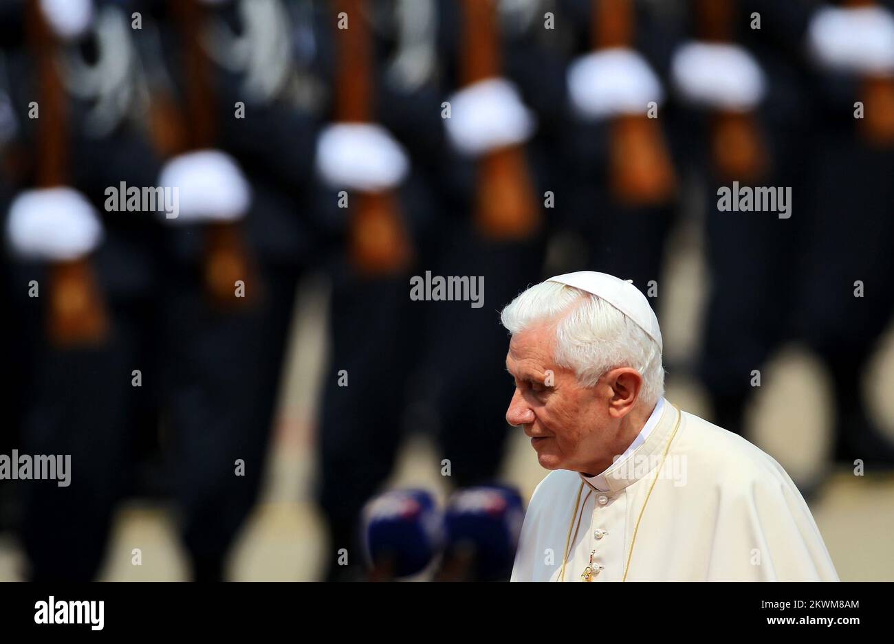 Papst Benedikt XVI. Ist auf dem Flughafen von Zagreb gelandet. Der Präsident Kroatiens, Ivo Josipovic, und die kroatischen Bischöfe begrüßen Papst Benedikt XVI Foto: Antonio Bronic/PIXSELL Stockfoto