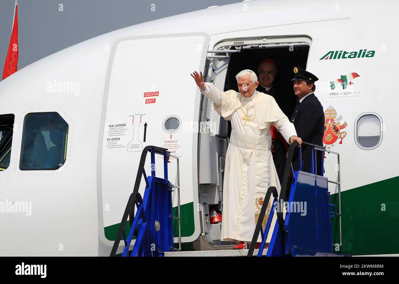 Papst Benedikt XVI. Ist auf dem Flughafen von Zagreb gelandet. Der Präsident Kroatiens, Ivo Josipovic, und die kroatischen Bischöfe begrüßen Papst Benedikt XVI Foto: Antonio Bronic/PIXSELL Stockfoto
