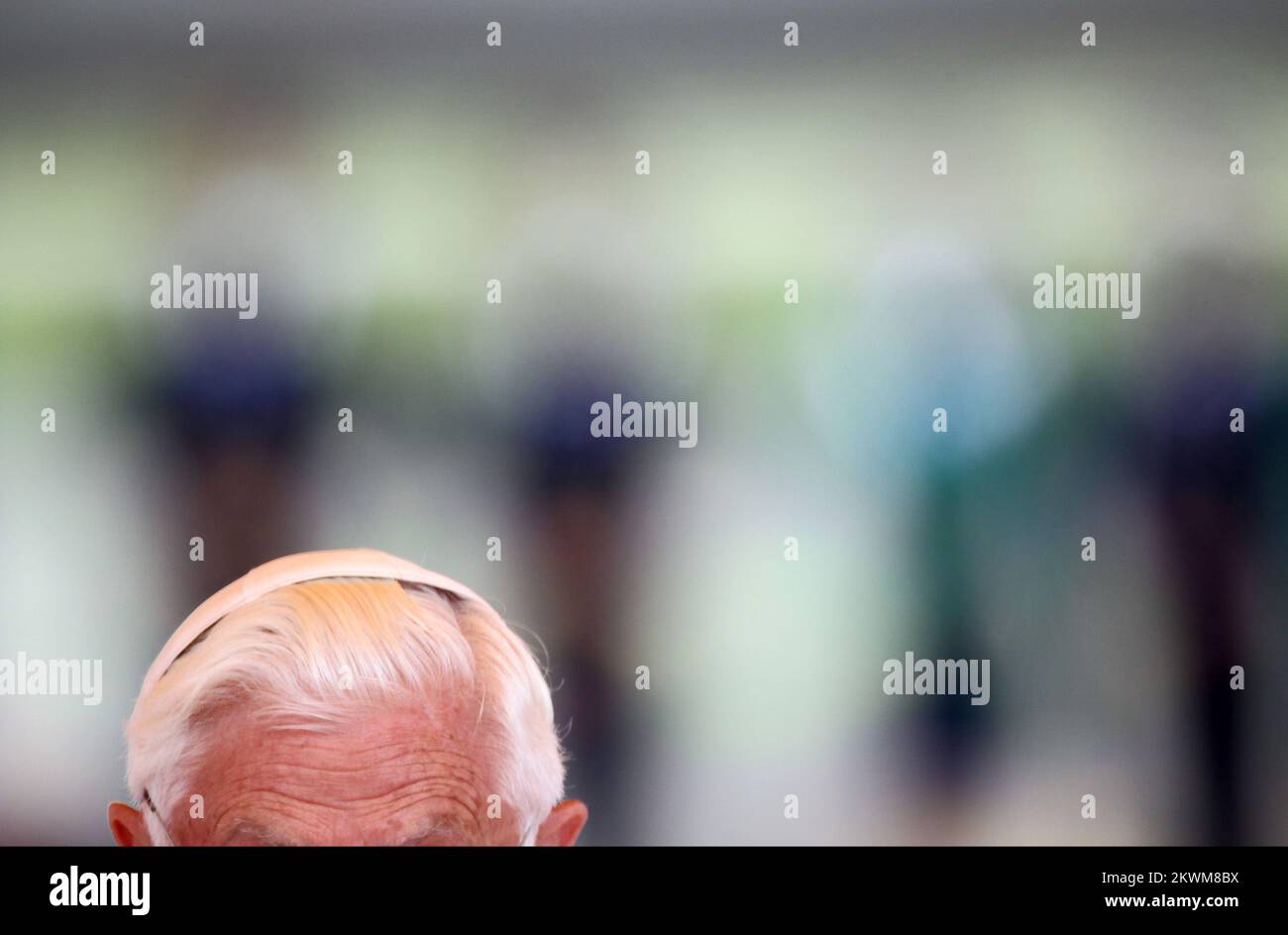 Papst Benedikt XVI. Ist auf dem Flughafen von Zagreb gelandet. Der Präsident Kroatiens, Ivo Josipovic, und die kroatischen Bischöfe begrüßen Papst Benedikt XVI Foto: Slavko Midzor/PIXSELL Stockfoto