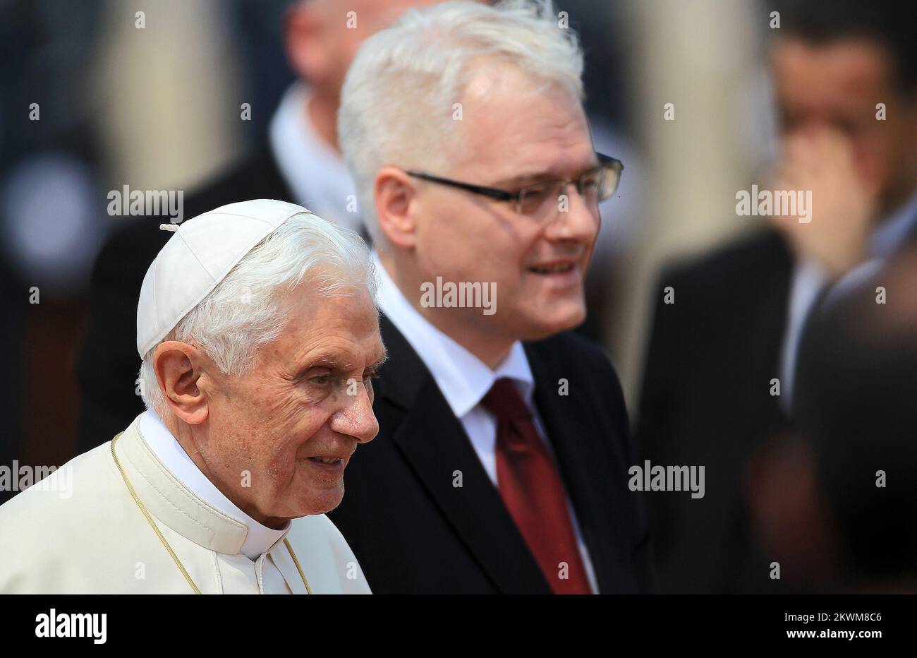 Papst Benedikt XVI. Ist auf dem Flughafen von Zagreb gelandet. Der Präsident Kroatiens, Ivo Josipovic, und die kroatischen Bischöfe begrüßen Papst Benedikt XVI Foto: Antonio Bronic/PIXSELL Stockfoto