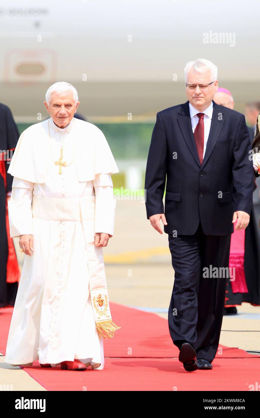 Papst Benedikt XVI. Ist auf dem Flughafen von Zagreb gelandet. Der Präsident Kroatiens, Ivo Josipovic, und die kroatischen Bischöfe begrüßen Papst Benedikt XVI Foto: Danijel Berkovic/PIXSELL Stockfoto