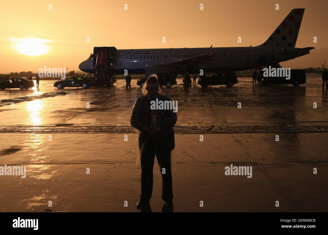 05.06.2011., Zagreb Kroatien - Papst Benedikt XVI. Kam am Flughafen Zagreb an, ging in das Flugzeug und verließ Kroatien nach einem zweitägigen Besuch. Foto: Marko Prpic/ Stockfoto