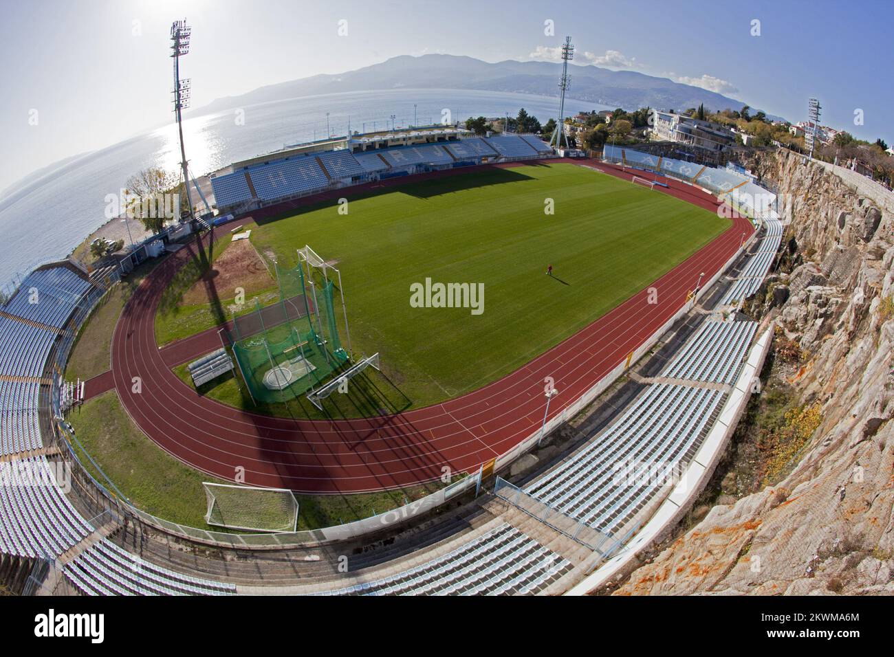 Stadion Kantrida in Rijeka, Kroatien. Die amerikanische Nachrichtenagentur CNN hat das kroatische Stadion diese Woche zu einem der acht ungewöhnlichsten Fußballstadien der Welt gekürt. CNN hat den Boden als Ort der natürlichen Schönheit und den idealen Zwischenstopp für eine der vielen kroatischen Touren in der Region hervorgehoben, egal ob Sie ein Touristen oder ein Fußballfan sind. Gelegen in der kroatischen Stadt Rijeka und Heimat des gleichnamigen Clubs, mag dieses Stadion klein sein, mit nur 10.000 Fans, aber es ist perfekt geformt. Genau wie Bragas Boden ist eine Seite der Arena von einer riesigen Felswand überwältigt. Das Kantrida bietet jedoch visuelle Möglichkeiten Stockfoto