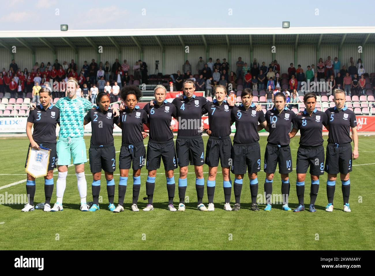 (Links-Rechts) Englands Rachel Unitt, Karen Bardsley, Alex Scott, Jessica Clarke, Stephanie Houghton, Jill Scott, Ellen White, Rachel Williams, Karen Carney, Fara Williams und Laura Bassett Stockfoto