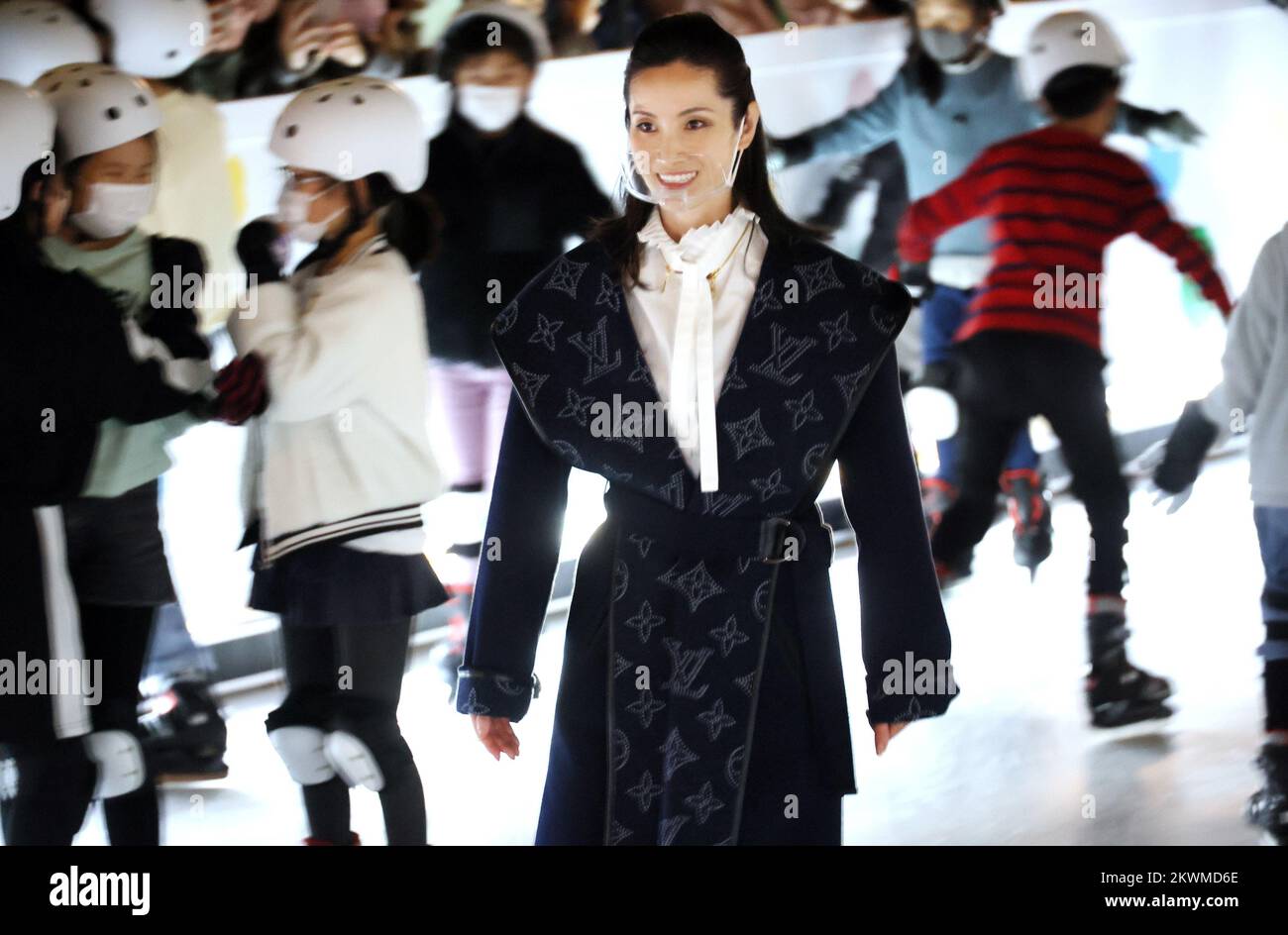 Tokio, Japan. 30.. November 2022. Der japanische Eiskunstlauf-Goldmedaillengewinner Shizuka Arakawa gibt Kindern eine Lektion, da am Mittwoch, den 30. November 2022, im Rahmen der Veranstaltung Marunouchi Street Park 2022 vor dem Bahnhof in Tokio eine synthetische Eislaufbahn eröffnet wird. Kredit: Yoshio Tsunoda/AFLO/Alamy Live News Stockfoto