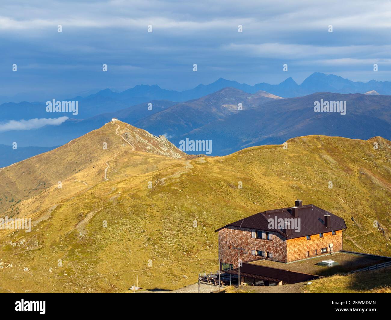 Sonnenlicht bei Sonnenaufgang. Sillianer Hütte. Monte Elmo (Helm) im Puster-Tal in Südtirol, Alpi Carniche. Bergprofile, Österreich und Italien. Stockfoto