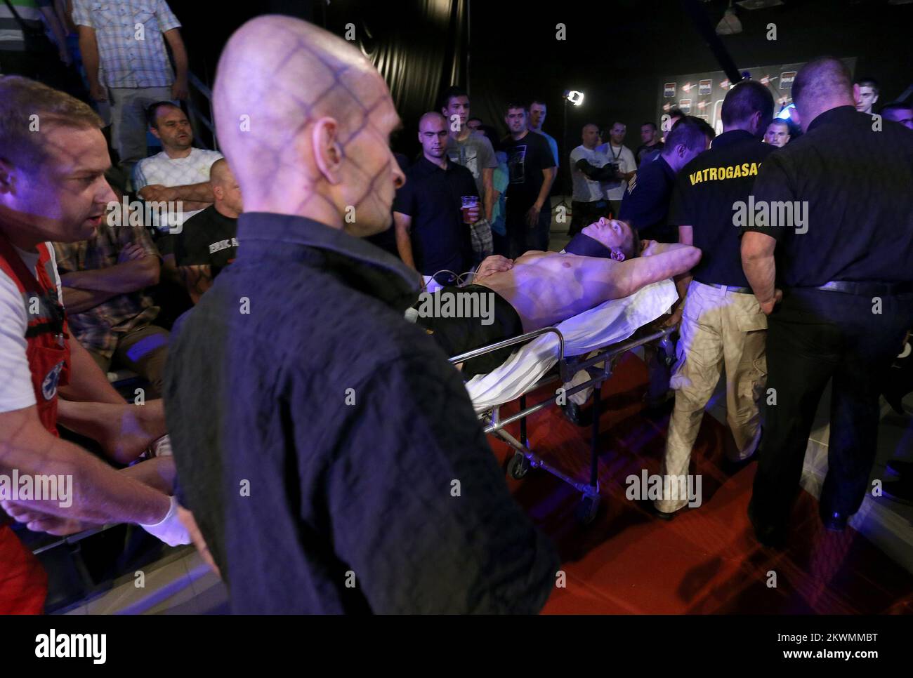 08.09.2012., Zapresic, Westgate - Kroatische MMA-Liga. Revial-Kampf +93kg. Mario Jagatic, Shark Gym Karlovac - Karlo Trnar, Oyama Dojo Stmec. Der Kampf mit Mario Jagatic endete mit einem K.o.-Schlag in der ersten Runde. Ein Krankenwagen musste eingreifen, wegen schwerer Verletzungen von Karlo Trnar. Foto: Igor Kralj/PIXSELL Stockfoto