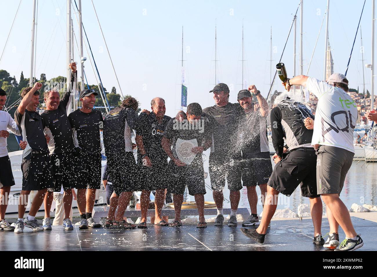 07.10.2012., Rovinj, Kroatien - 5. Tag der Adris RC44 Weltmeisterschaft 2012.. Die Crew von Peninsula Petroleum feiert den Gewinn der Segelweltmeisterschaft 2012 RC44 Foto: Jurica Galoic/PIXSELL Stockfoto