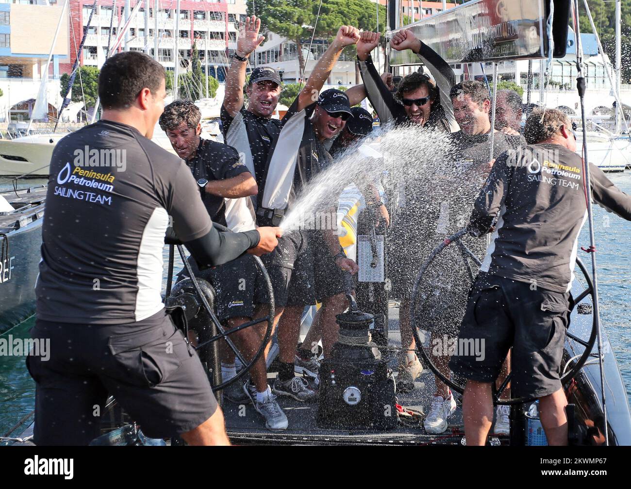 07.10.2012., Rovinj, Kroatien - 5. Tag der Adris RC44 Weltmeisterschaft 2012.. Die Crew von Peninsula Petroleum feiert den Sieg der Segelweltmeisterschaft 2012 RC44 . Chris Bake und John Bassadone. Foto: Jurica Galoic/PIXSELL Stockfoto