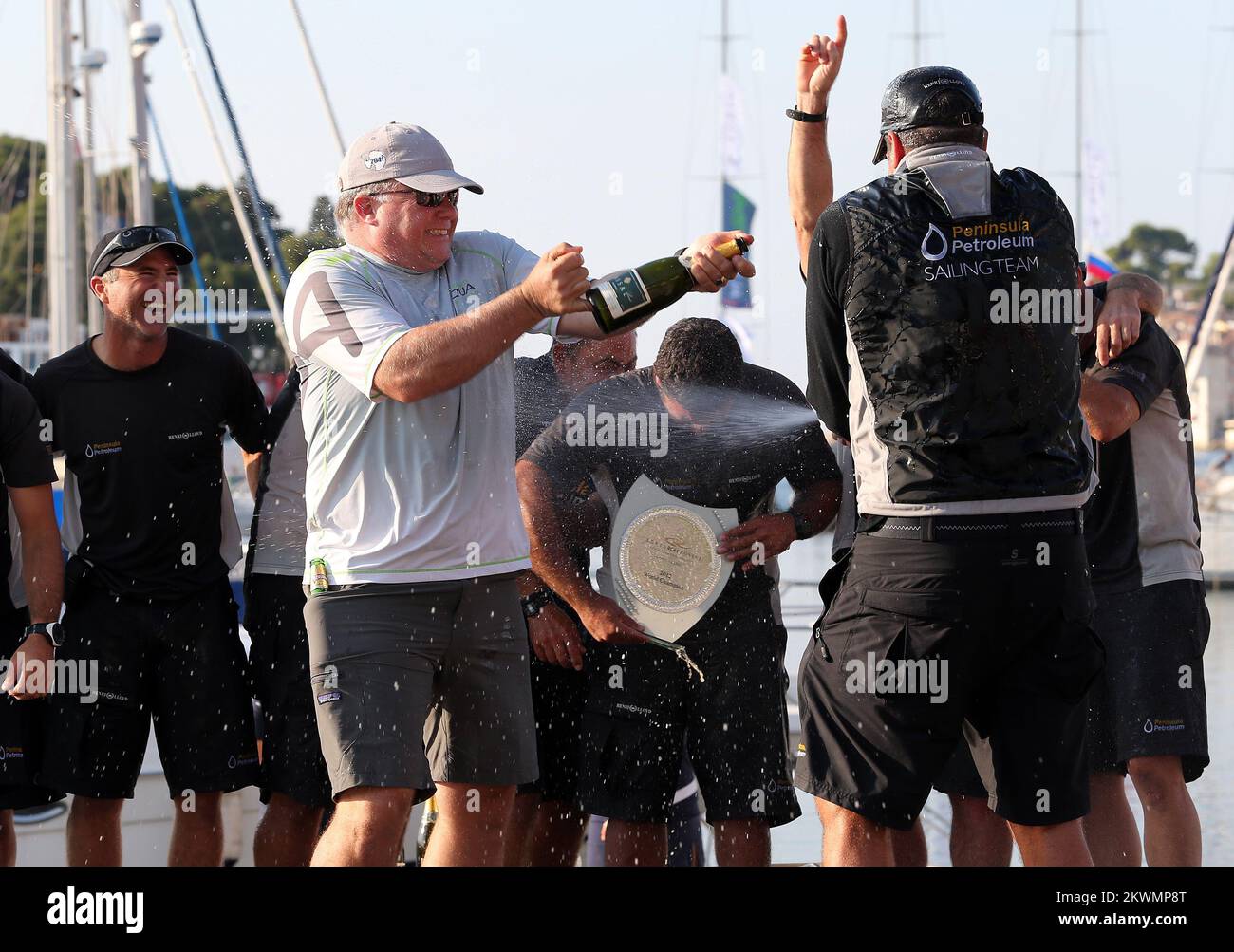 07.10.2012., Rovinj, Kroatien - 5. Tag der Adris RC44 Weltmeisterschaft 2012.. Die Crew von Peninsula Petroleum feiert den Gewinn der Segelweltmeisterschaft 2012 RC44 Foto: Jurica Galoic/PIXSELL Stockfoto