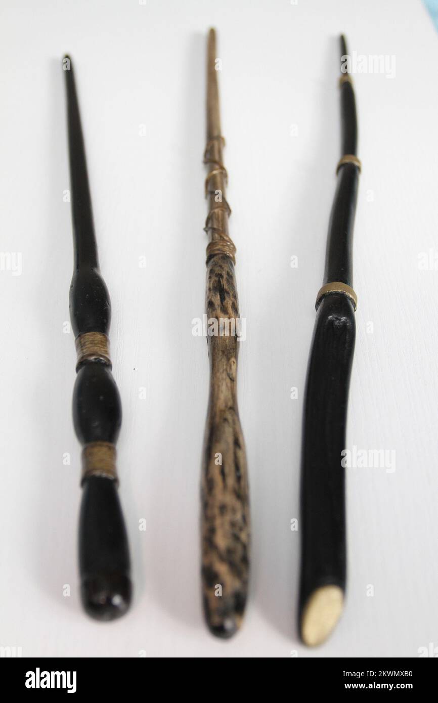14.11.2012. Duga Resa, Kroatien - Hrvoje Petrunic hat in seiner Werkstatt Nachbildungen der Zauberstäbe aus dem Film über den jungen Zauberer Harry Potter gemacht. Foto: Kristina Stedul Fabac/PIXSELL Stockfoto