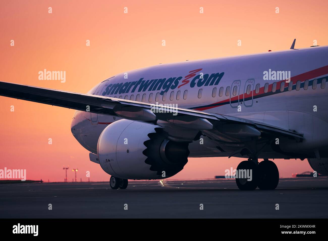 Prag, Tschechische Republik - 04. August 2022: Smartwing Boeing B737-8 MAX während des Rollens zum Start vom Flughafen Vaclav Havel Prag. Stockfoto