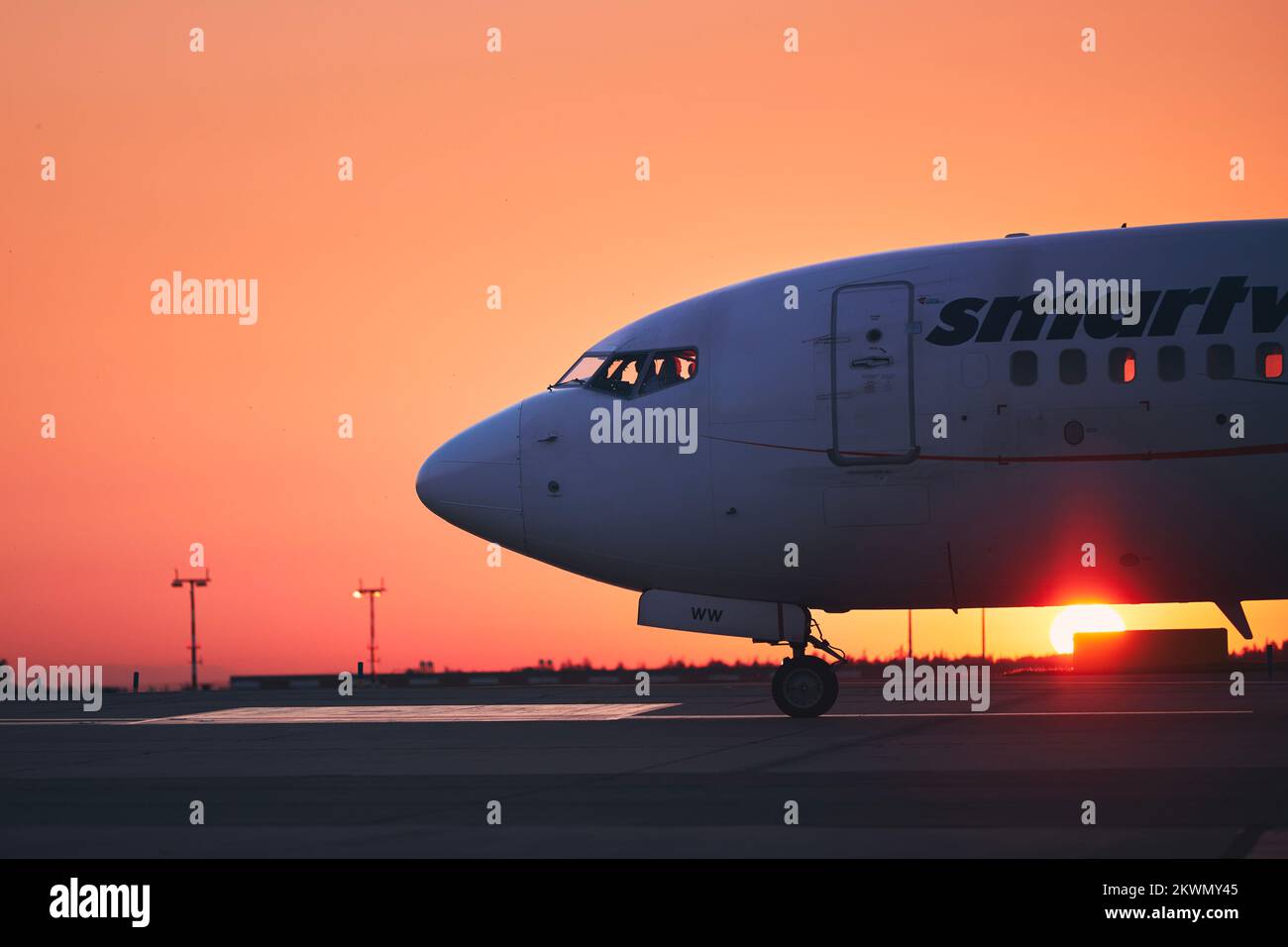 Prag, Tschechische Republik - 04. August 2022: Smartwing Boeing 737 während des Rollens zum Start vom Flughafen Vaclav Havel Prag. Stockfoto