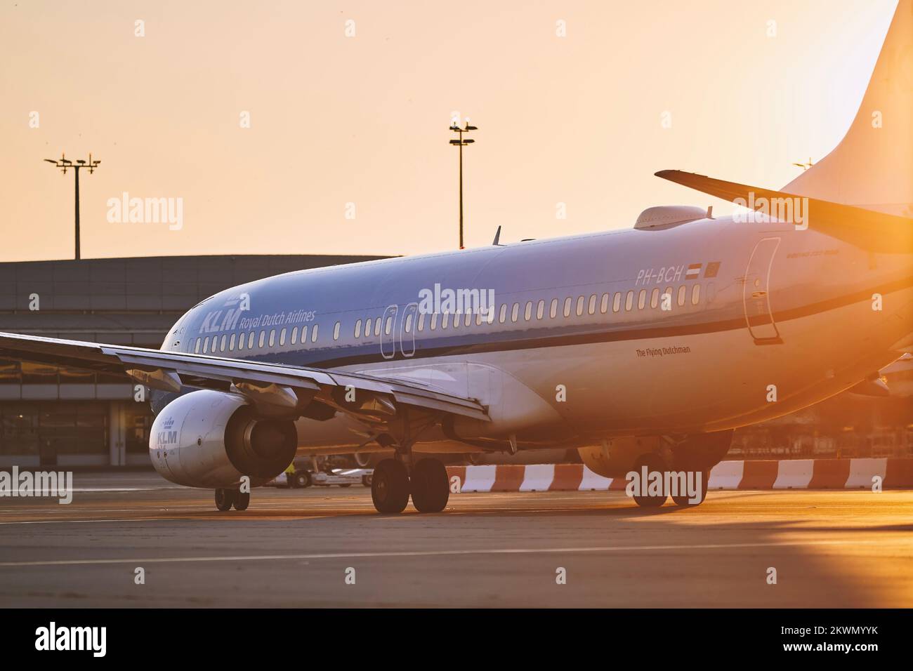 Prag, Tschechische Republik - 04. August 2022: KLM Royal Dutch Airlines Boeing 737-800 während des Rollens zum Start vom Flughafen Vaclav Havel Prag Stockfoto