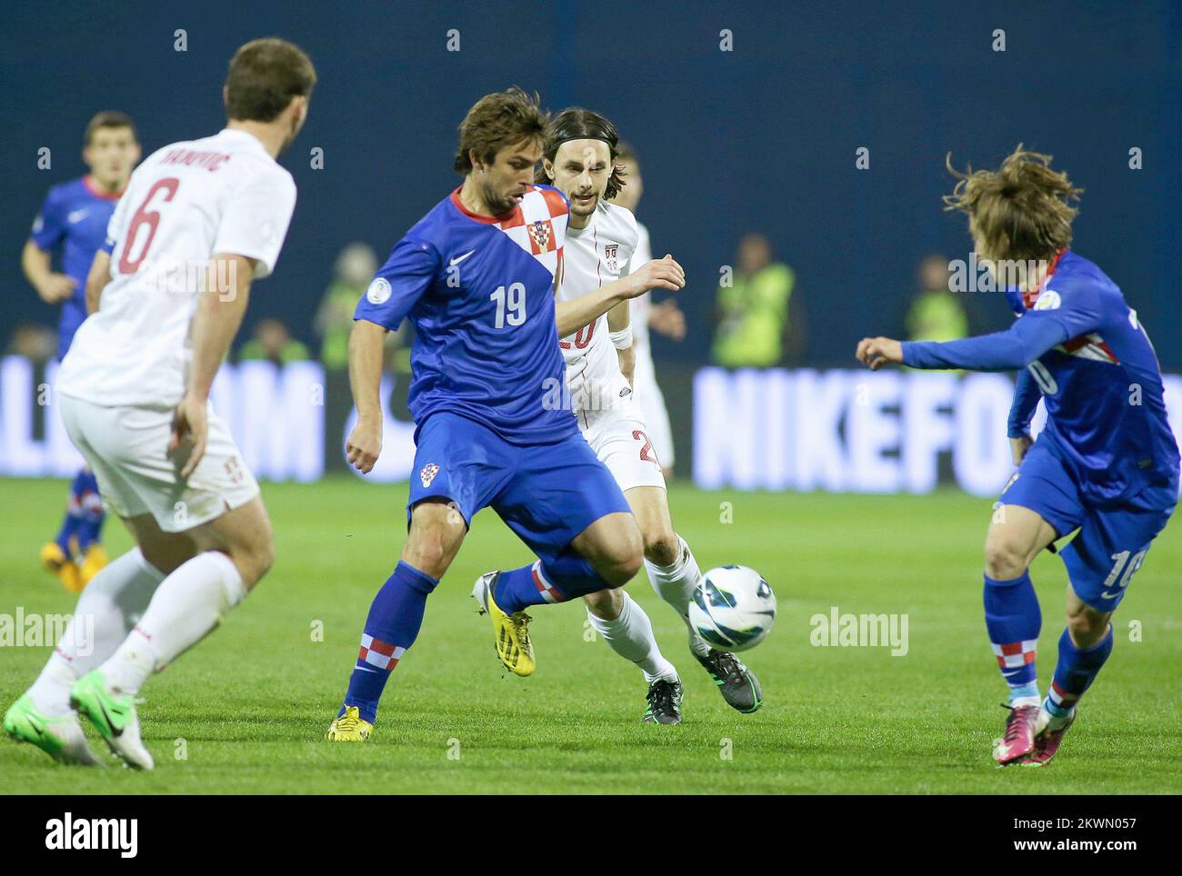 Niko Kranjcar, Neven Subotic und Luka Modric in Aktion während Kroatien gegen Serbien. Stockfoto
