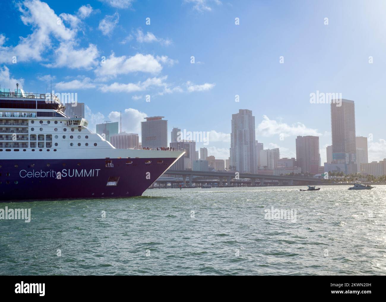 Kreuzfahrtschiff Celebrity Summit und Miami Downtown Skyline Miami Florida, USA Stockfoto