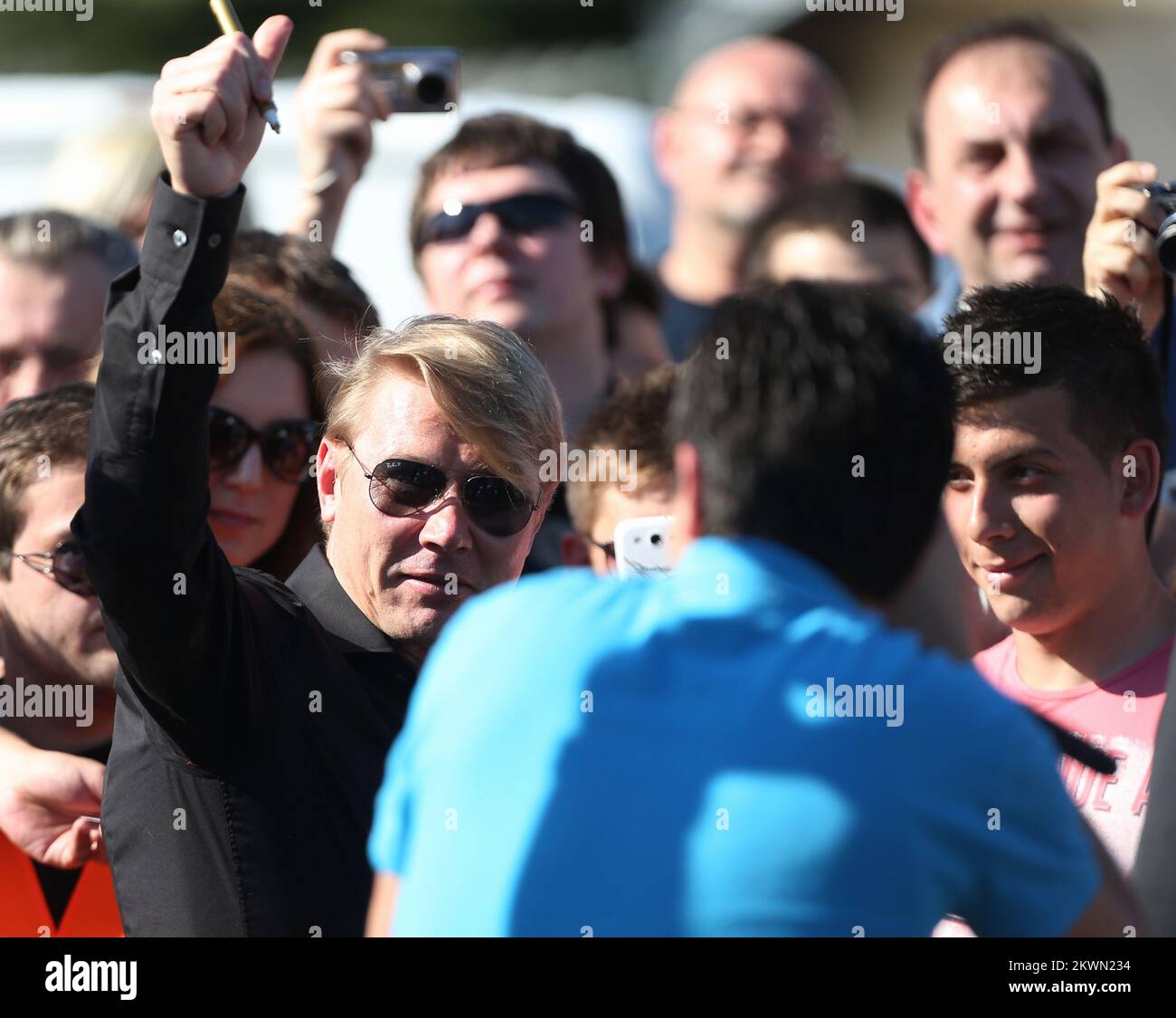 12.06.2013., Zagreb, Kroatien - Zagreb ist Gastgeber des globalen Botschafters der Marke Johnnie Walker für verantwortungsvollen Alkoholkonsum und des zweimaligen Formel-1-Weltmeisters Mika Hakkinen. Er stellt die Kampagne "am Pakt teilnehmen" vor, die die Botschaft vermittelt: "Wenn man trinkt, darf man nicht Auto fahren". Die Kampagne ermutigt Verbraucher weltweit, sich persönlich zu verpflichten, niemals zu trinken und Auto zu fahren. Mika Hakkinen und sein Formel-1-Team von McLaren demonstrieren das Fahrzeug Join the PACT – Caparo T1 auf einem geschlossenen Abschnitt der Radnicka Street. Einige Besucher hatten die Möglichkeit, eine Fahrt mit Mika Hakkinen zu machen und seine Drivi persönlich zu erleben Stockfoto