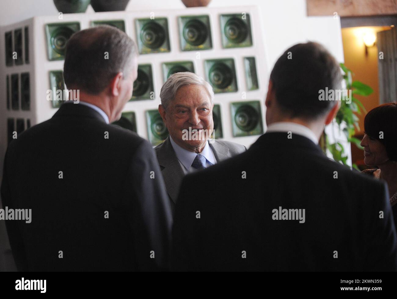 18.06.2013: Zagreb, Kroatien. Der kroatische Präsident Ivo Josipovic trifft George Soros und Teilnehmer der 24.. Sitzung des Internationalen Lenkungsausschusses des Jahrzehnts der Integration der Roma im Büro des Präsidenten. Die Veranstaltung findet am 19-20. Juni 2013 im Hotel International in Zagreb, Kroatien, statt. Auf der 24.-Tagung billigte der Internationale Lenkungsausschuss die Initiative des kroatischen Vorsitzes im Rahmen der Dekade zur Einrichtung einer Arbeitsgruppe, die die Optionen und Möglichkeiten für das Jahrzehnt der Integration der Roma über 2015 hinaus im Rahmen eines Konsultationsprozesses in den Dekaden-Ländern bewerten würde. Foto: Daniel Kasap/PIXSELL Stockfoto