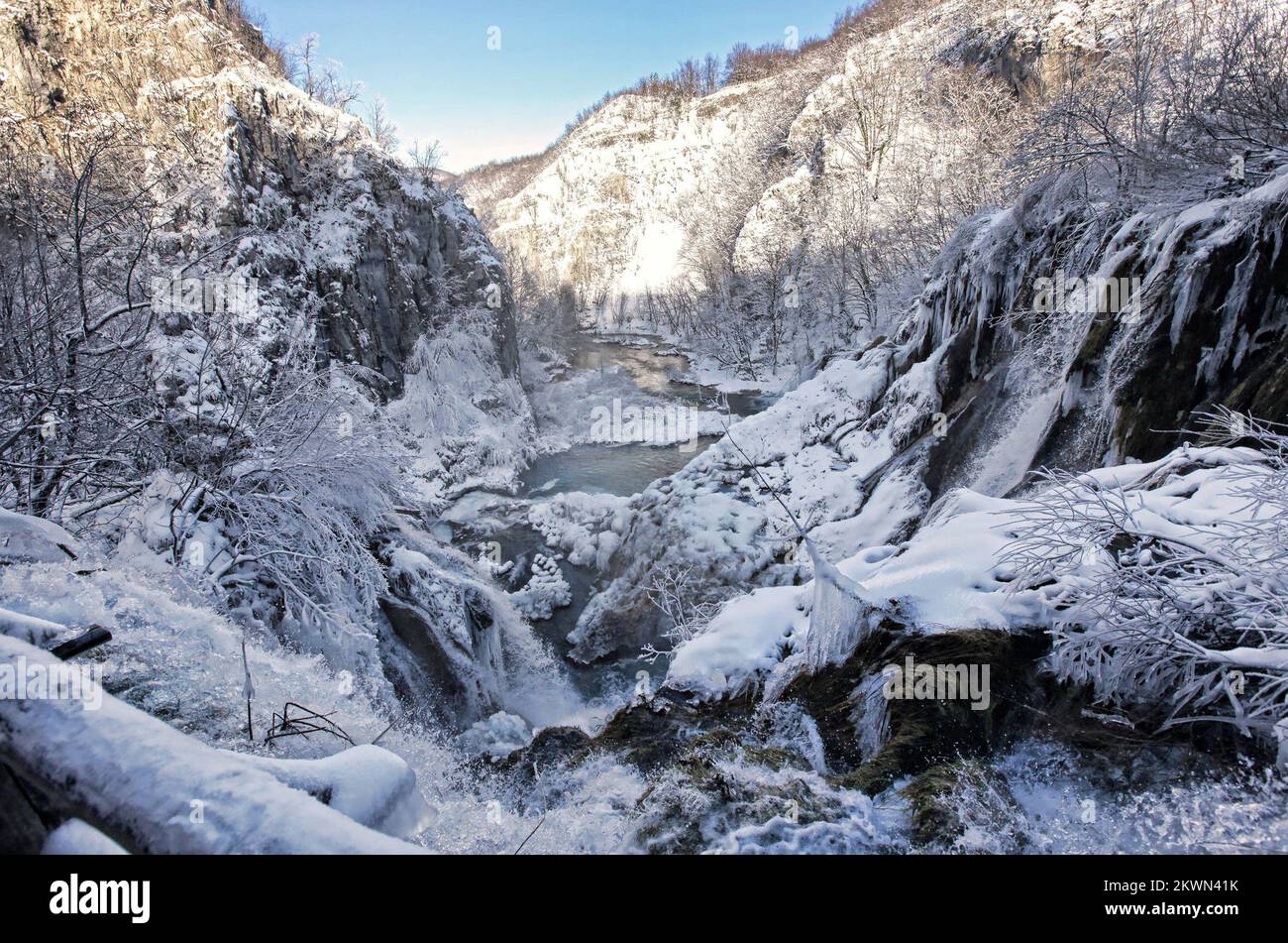 Kroatien als 28.. EU-Mitgliedstaat: Nationalpark Plitvicka jezera Nationalpark Plitvicka jezera ist der größte, älteste und beliebteste kroatische Nationalpark. Es stellt ein bewaldetes Berggebiet in einer Reihe von 16 kleinen und großen kristallblauen Seen dar. Der See erhält Wasser aus zahlreichen Flüssen und Bächen und ist durch Kaskaden und Wasserfälle miteinander verbunden. Travertin-Barrieren, welche wurden gebaut ??????? Vor zehntausend Jahren war das eines der grundlegenden Merkmale des Parks. Die besondere geografische Lage und die besonderen klimatischen Bedingungen haben zum Entstehen des Menschen beigetragen Stockfoto