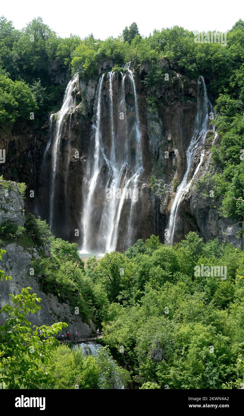 Kroatien als 28.. EU-Mitgliedstaat: Nationalpark Plitvicka jezera Nationalpark Plitvicka jezera ist der größte, älteste und beliebteste kroatische Nationalpark. Es stellt ein bewaldetes Berggebiet in einer Reihe von 16 kleinen und großen kristallblauen Seen dar. Der See erhält Wasser aus zahlreichen Flüssen und Bächen und ist durch Kaskaden und Wasserfälle miteinander verbunden. Travertin-Barrieren, welche wurden gebaut ??????? Vor zehntausend Jahren war das eines der grundlegenden Merkmale des Parks. Die besondere geografische Lage und die besonderen klimatischen Bedingungen haben zum Entstehen des Menschen beigetragen Stockfoto