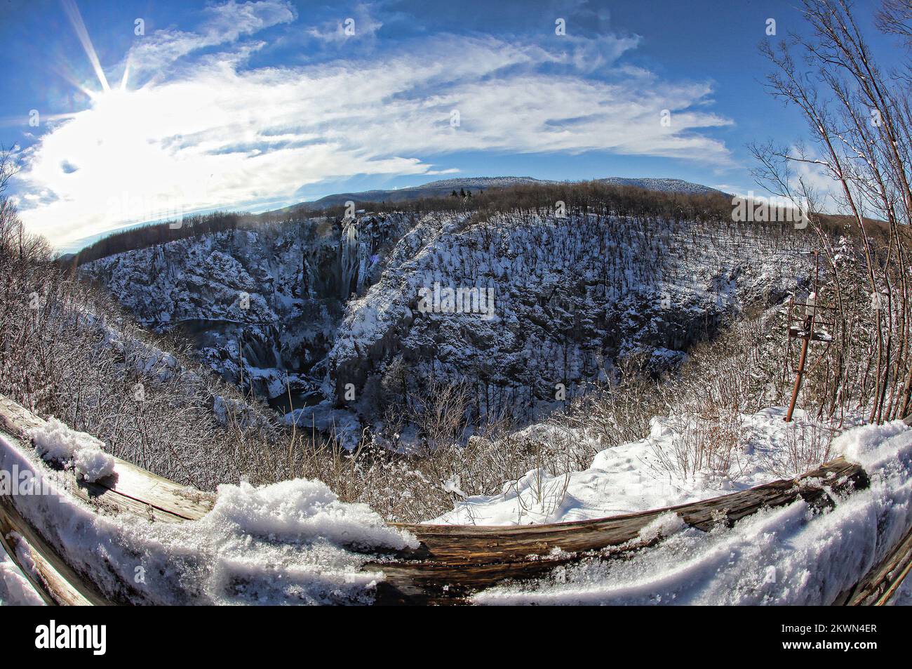 Kroatien als 28.. EU-Mitgliedstaat: Nationalpark Plitvicka jezera Nationalpark Plitvicka jezera ist der größte, älteste und beliebteste kroatische Nationalpark. Es stellt ein bewaldetes Berggebiet in einer Reihe von 16 kleinen und großen kristallblauen Seen dar. Der See erhält Wasser aus zahlreichen Flüssen und Bächen und ist durch Kaskaden und Wasserfälle miteinander verbunden. Travertin-Barrieren, welche wurden gebaut ??????? Vor zehntausend Jahren war das eines der grundlegenden Merkmale des Parks. Die besondere geografische Lage und die besonderen klimatischen Bedingungen haben zum Entstehen des Menschen beigetragen Stockfoto