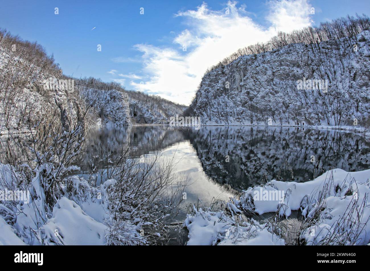 Kroatien als 28.. EU-Mitgliedstaat: Nationalpark Plitvicka jezera Nationalpark Plitvicka jezera ist der größte, älteste und beliebteste kroatische Nationalpark. Es stellt ein bewaldetes Berggebiet in einer Reihe von 16 kleinen und großen kristallblauen Seen dar. Der See erhält Wasser aus zahlreichen Flüssen und Bächen und ist durch Kaskaden und Wasserfälle miteinander verbunden. Travertin-Barrieren, welche wurden gebaut ??????? Vor zehntausend Jahren war das eines der grundlegenden Merkmale des Parks. Die besondere geografische Lage und die besonderen klimatischen Bedingungen haben zum Entstehen des Menschen beigetragen Stockfoto