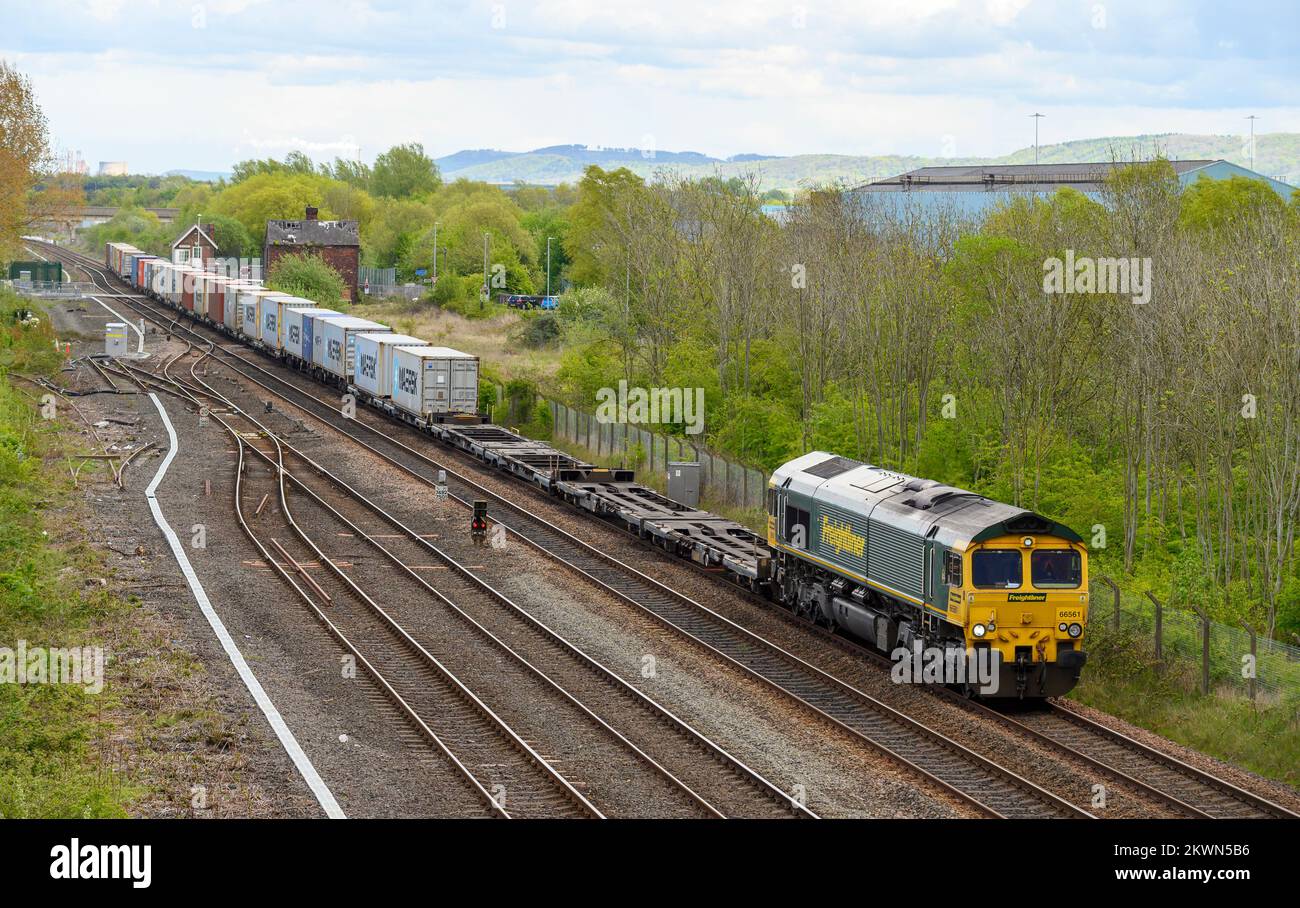 Freightliner-Lokomotive, die Frachtcontainer durch die englische Landschaft transportiert. Stockfoto