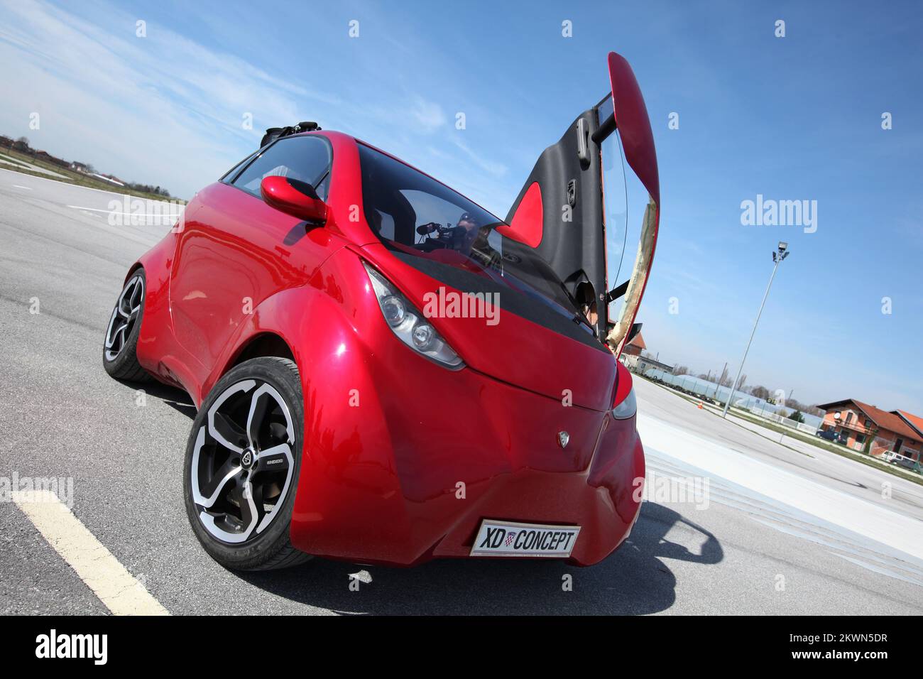 Kroatien als 28.. EU-Mitgliedstaat - DOKING XD Car das erste kroatische Elektroauto DOKING XD wurde in nur zweieinhalb Monaten entwickelt. Lithium-Eisen-Phosphat-Batterien ermöglichen eine Autonomie von 250 km Es wird auf vielen Autoshows präsentiert und hat großen Erfolg erzielt. Vjekoslav Majetic, Eigentümer der Zagreb-Firma Dok-ing, spezialisiert auf Minenräummaschinen, realisierte seine Idee über dieses Auto. Foto: Robert Anic/PIXSELL Stockfoto