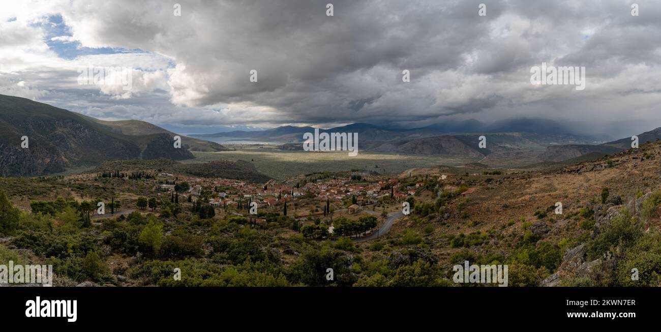 Panoramablick auf das Dorf Chrisso und den Crissaean Gulf in Zentralgriechenland Stockfoto