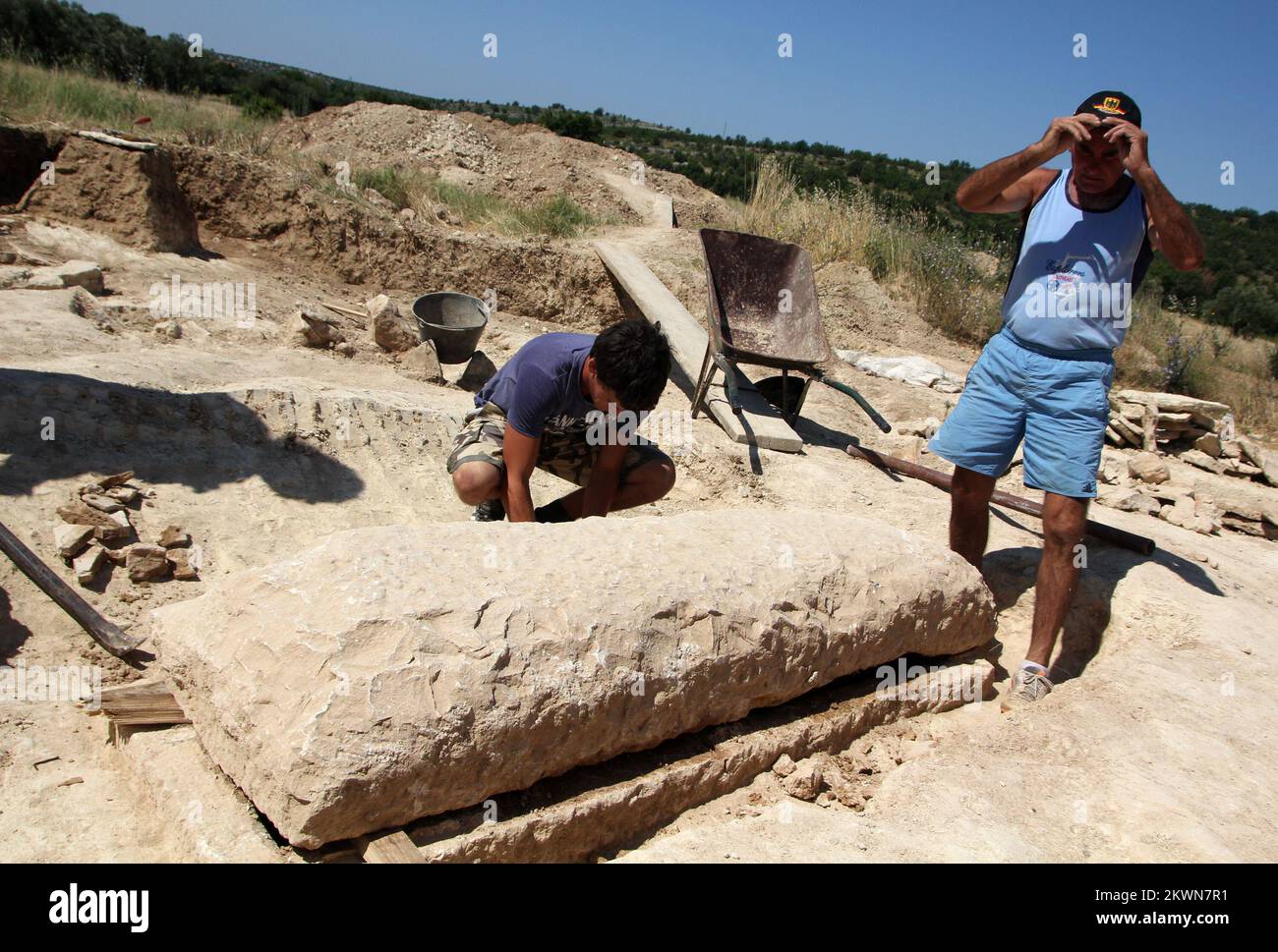 17.07.2013., Kroatien, Sibenik, Vacane - auf dem Gelände Vacane- Laluse Archäologen haben alte kroatische Gräber aus dem 8-10. Jahrhundert gefunden. Im Grab ist Sarkophag, und darin sind die Knochen unidentifizierter Würdenträger. Im Sarkophag war der Nera-Körper ein Schwert. Dies ist das erste Schwert aus dem Ende des 8.. Jahrhunderts, das an den Orten der Sibenik-Region gefunden wurde. Sie fanden auch alte kroatische Sporen Foto: Dusko Jaramaz/PIXSELL Stockfoto