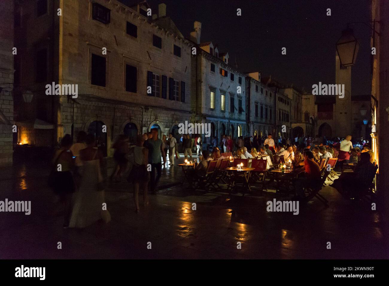 17.07.2013., Stradun, Dubrovnik, Kroatien - die Hauptstraße der Altstadt von Dubrovnik hatte letzte Nacht ein unheimliches Leuchten, als die Straßenlichter ausgingen. Aufgrund eines schwerwiegenden Versagens in einem der Umspannwerke in der Altstadt ging die öffentliche Straßenbeleuchtung aus, sodass die voll gefüllte Dubrovnik-Straße fast dunkel war. Der Stromausfall verließ die Hälfte der Hauptstraße, Stradun, durch die historische Altstadt in der Dunkelheit, und Touristen sahen beunruhigt aus, als sie im Dunkeln umherliefen. Foto: Grgo Jelavic/PIXSELL Stockfoto