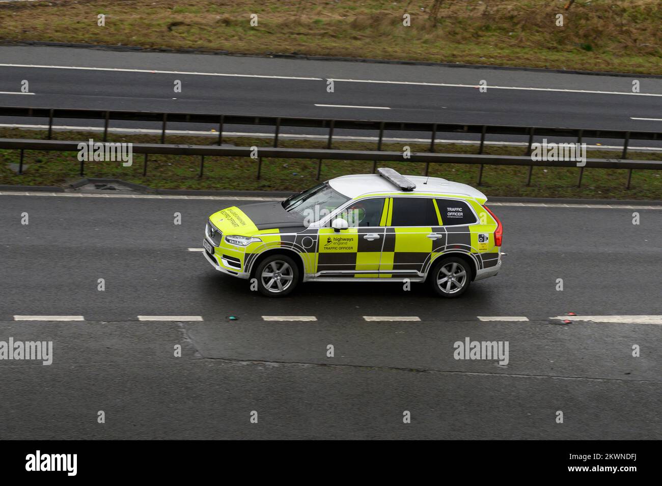 Verkehrsoffizier von Highways England auf Patrouille in England. Stockfoto