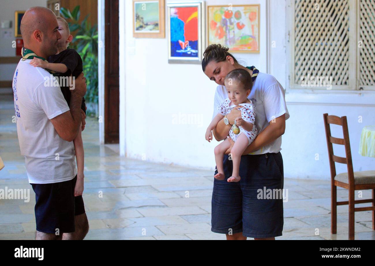 06.08.2013., Zagreb - rund 220 Freiwillige aus Italien kamen heute in das Spezialkrankenhaus für chronische Krankheiten in Oberland, um zwei Wochen mit Kindern zu verbringen, die an unheilbaren Krankheiten leiden. Das Krankenhaus für Kinderkrankheiten befindet sich in Gornja Bistra im barocken Schloss der Grafen Orsica aus dem 18. Jahrhundert. Vereinigung Freiwillige 'Garten der blauen Rosen' - 'Il Giardino delle Rose blu', die gegründet wurde und einen italienischen Priester aus Arnar, don Ermano d'Onofrio, führte, fast von Beginn der Arbeit im speziellen Kinderkrankenhaus und bisher rund 7.500 Mitglieder der vereinigung vo Stockfoto