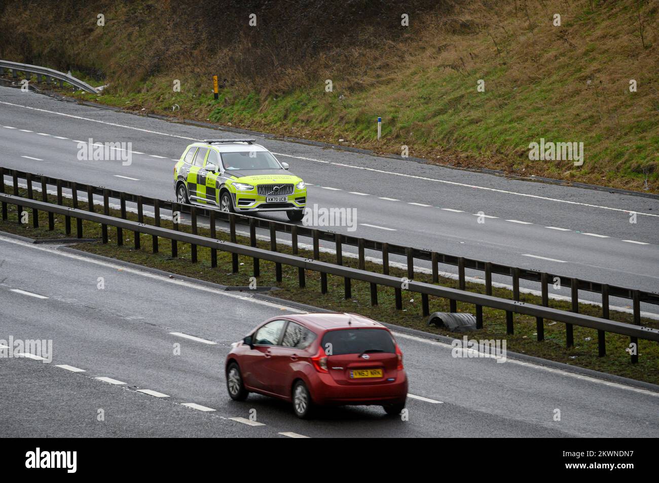 Verkehrsoffizier von Highways England auf Patrouille in England. Stockfoto