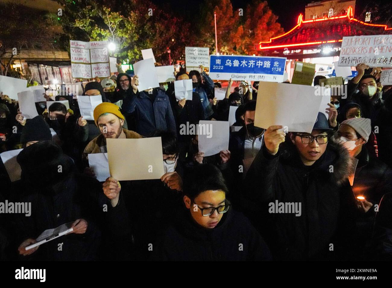 San Francisco, Usa. 29.. November 2022. Demonstranten halten während einer Demonstration leere Papiere und Plakate. Die Menschen in China protestieren seit November 2022 gegen Anti-Virus-Beschränkungen. Viele Menschen in China marschierten mit leeren Papieren auf die Straße, um die coviden Regeln zu lockern, und forderten den Führer dieses Landes auf, zurückzutreten. Der Protest wurde als „Revolution von A4“ bezeichnet. Hunderte von Menschen nahmen an einer Demonstration zur Unterstützung der Demonstranten in China am Portsmouth Square in San Francisco Teil. Kredit: SOPA Images Limited/Alamy Live News Stockfoto