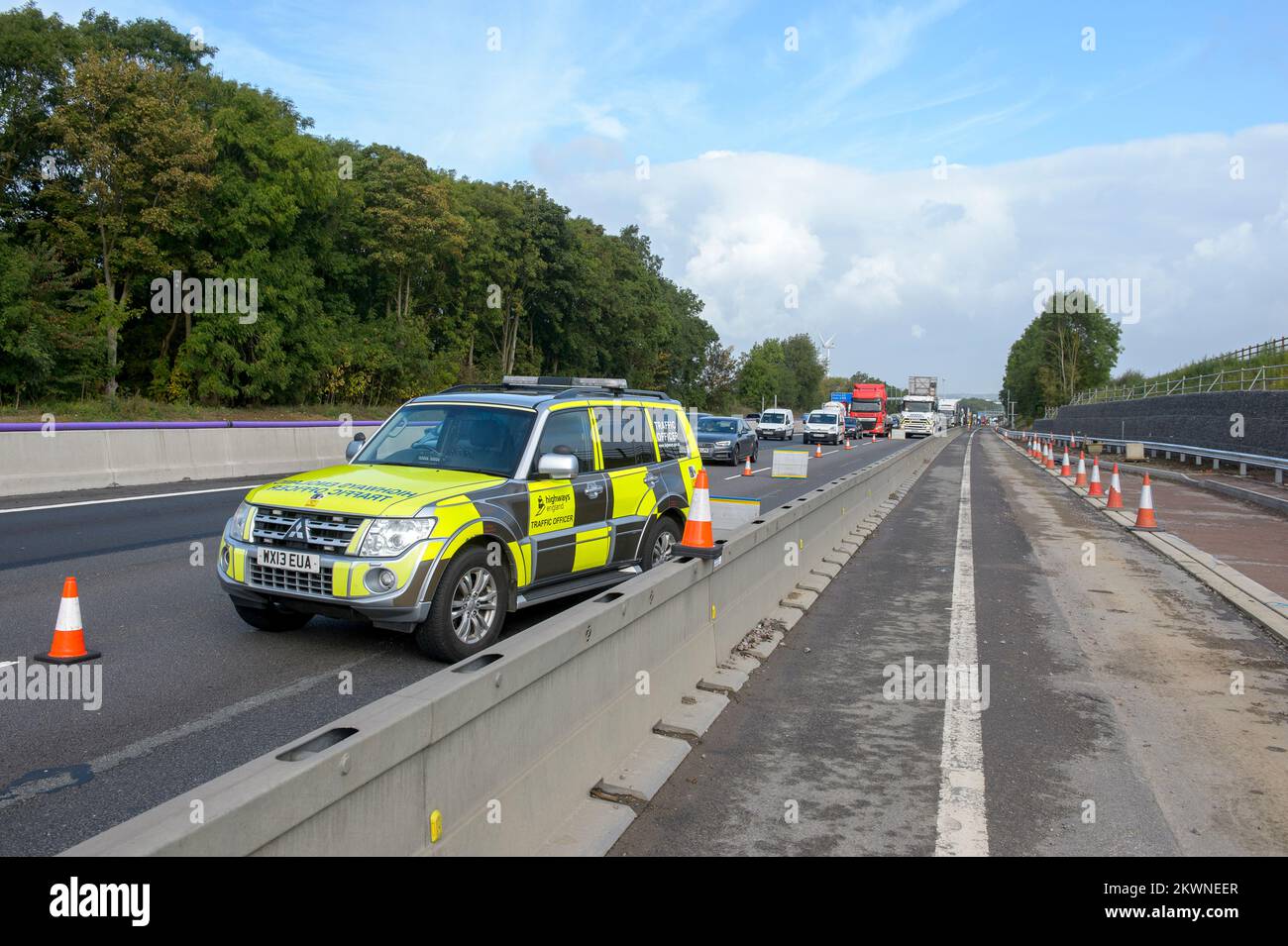 Straßenverkehrsoffizier auf der Autobahn M1, England, bei einem Zwischenfall bei Bauarbeiten. Stockfoto