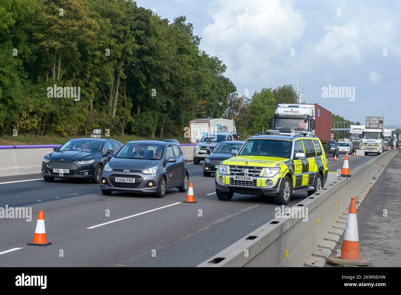 Straßenverkehrsoffizier auf der Autobahn M1, England, bei einem Zwischenfall bei Bauarbeiten. Stockfoto
