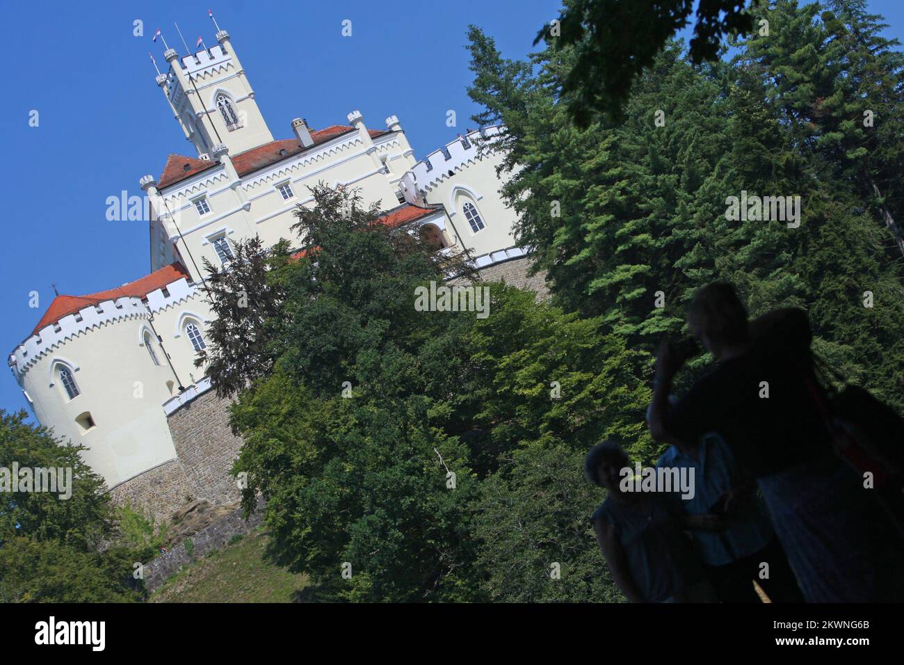 18.08.2013., Trakoscan, Bednja - Schloss Trakoscan entstand in der zweiten Hälfte des 13.. Jahrhunderts. Es wurde zur Verteidigung und Überwachung der Zagorje County Road von Ptuj bis Bednja Valley verwendet. Die ersten bekannten Besitzer der Burg von den Grafen von Celje, die die Hälfte des 13.. Jahrhunderts des Bezirks Zagorje sind. Familie Celje wird bis Mitte des 15.. Jahrhunderts von Trakoscan regiert. Die Burg wechselte regelmäßig bis 1569. in die Hände der kroatischen Adelsfamilie Draskovic. Als die Kriegsdrohung verblasste, verlor Trakoscan langsam seine Bedeutung und der komplette Zusammenbruch des eigenen Stockfoto