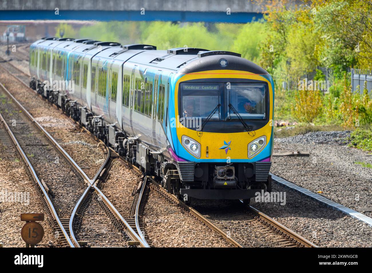 Passagierzug in der TransPennine Express-Lackierung nach Redcar, England. Stockfoto