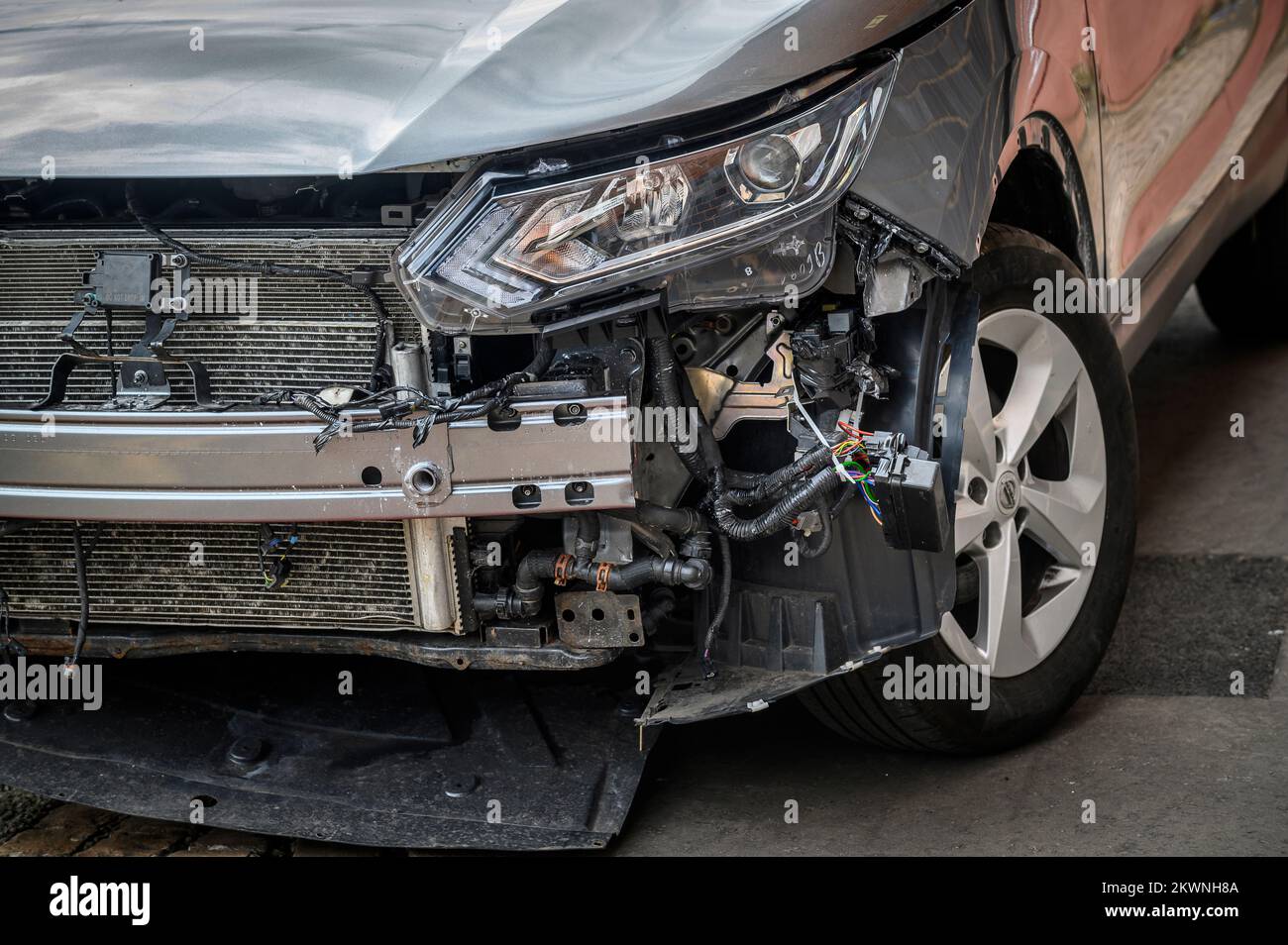 Nahaufnahme von Schäden an der Vorderseite eines Autos nach einem Verkehrsunfall. Stockfoto