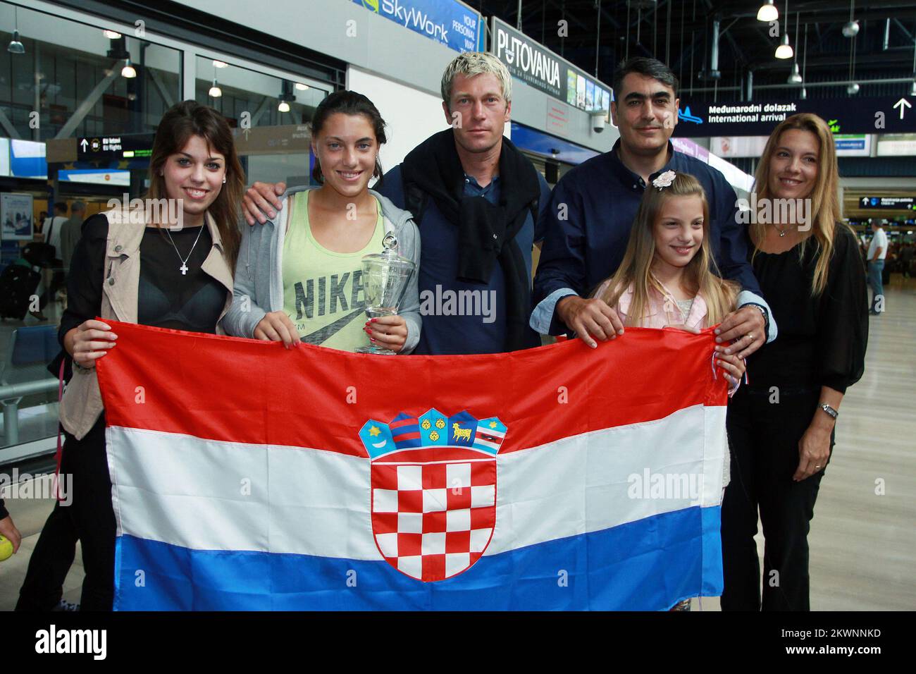 10.09.2013., Zagreb - Zagreb Flughafen, Ana Konjuh Junior USA Der offene Champion kehrte nach Zagreb zurück. Ana mit ihrer Familie. Foto: Goran Jakus / PIXSELL Stockfoto