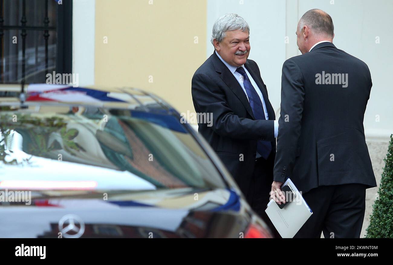 18.09.2013., Zagreb, Kroatien - Treffen der kroatischen Regierung mit den Leitern von Ungarns Mol über die Zukunft und Geschichte der im gemeinsamen Besitz befindlichen INA Industrija nafte (Ölgesellschaft). Die Regierung von Roatia ernannte den Wirtschaftsminister Ivan Vrdoljak zum Leiter des Verhandlungsteams. Mol, das 49,1 % des kroatischen Raffinerieherstellers besitzt, erlangte mit der Beteiligungsvereinbarung von 2009 die Kontrolle über das Unternehmen. Ivo Sanader, seinerzeit kroatischer Ministerpräsident, verbüßt wegen seiner Rolle im Abkommen sowie in einem gesonderten Fall, in dem die Hypo Alpe-Adria-Bank Österreichs betroffen ist, eine Haftstrafe von 10 Jahren. Foto: Stockfoto