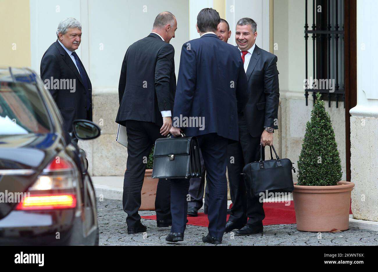 18.09.2013., Zagreb, Kroatien - Treffen der kroatischen Regierung mit den Leitern von Ungarns Mol über die Zukunft und Geschichte der im gemeinsamen Besitz befindlichen INA Industrija nafte (Ölgesellschaft). Die Regierung von Roatia ernannte den Wirtschaftsminister Ivan Vrdoljak zum Leiter des Verhandlungsteams. Mol, das 49,1 % des kroatischen Raffinerieherstellers besitzt, erlangte mit der Beteiligungsvereinbarung von 2009 die Kontrolle über das Unternehmen. Ivo Sanader, seinerzeit kroatischer Ministerpräsident, verbüßt wegen seiner Rolle im Abkommen sowie in einem gesonderten Fall, in dem die Hypo Alpe-Adria-Bank Österreichs betroffen ist, eine Haftstrafe von 10 Jahren. Foto: Stockfoto