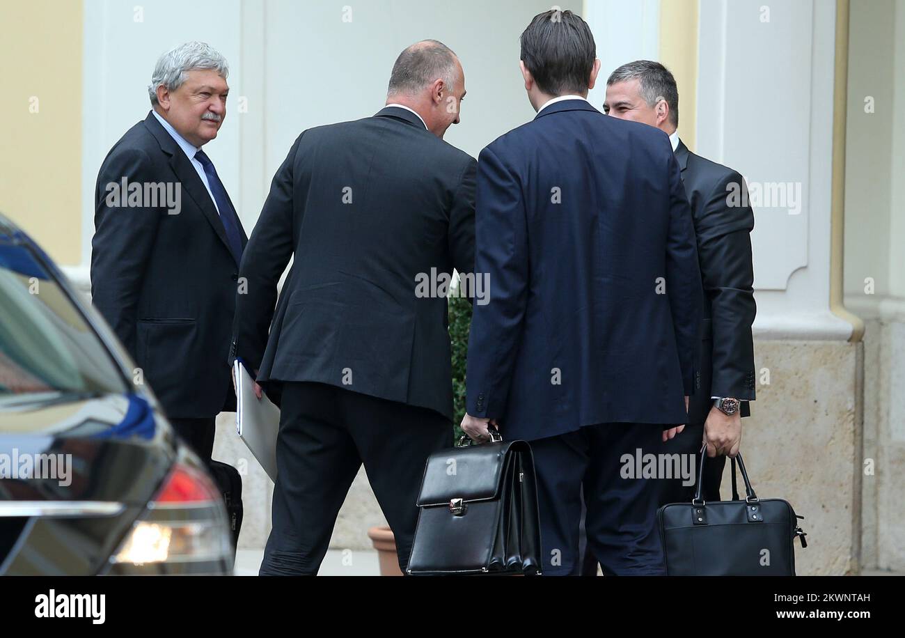 18.09.2013., Zagreb, Kroatien - Treffen der kroatischen Regierung mit den Leitern von Ungarns Mol über die Zukunft und Geschichte der im gemeinsamen Besitz befindlichen INA Industrija nafte (Ölgesellschaft). Die Regierung von Roatia ernannte den Wirtschaftsminister Ivan Vrdoljak zum Leiter des Verhandlungsteams. Mol, das 49,1 % des kroatischen Raffinerieherstellers besitzt, erlangte mit der Beteiligungsvereinbarung von 2009 die Kontrolle über das Unternehmen. Ivo Sanader, seinerzeit kroatischer Ministerpräsident, verbüßt wegen seiner Rolle im Abkommen sowie in einem gesonderten Fall, in dem die Hypo Alpe-Adria-Bank Österreichs betroffen ist, eine Haftstrafe von 10 Jahren. Foto: Stockfoto