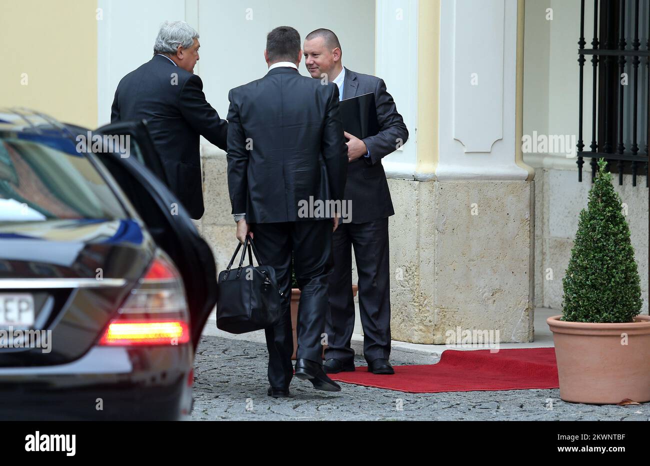 18.09.2013., Zagreb, Kroatien - Treffen der kroatischen Regierung mit den Leitern von Ungarns Mol über die Zukunft und Geschichte der im gemeinsamen Besitz befindlichen INA Industrija nafte (Ölgesellschaft). Die Regierung von Roatia ernannte den Wirtschaftsminister Ivan Vrdoljak zum Leiter des Verhandlungsteams. Mol, das 49,1 % des kroatischen Raffinerieherstellers besitzt, erlangte mit der Beteiligungsvereinbarung von 2009 die Kontrolle über das Unternehmen. Ivo Sanader, seinerzeit kroatischer Ministerpräsident, verbüßt wegen seiner Rolle im Abkommen sowie in einem gesonderten Fall, in dem die Hypo Alpe-Adria-Bank Österreichs betroffen ist, eine Haftstrafe von 10 Jahren. Foto: Stockfoto