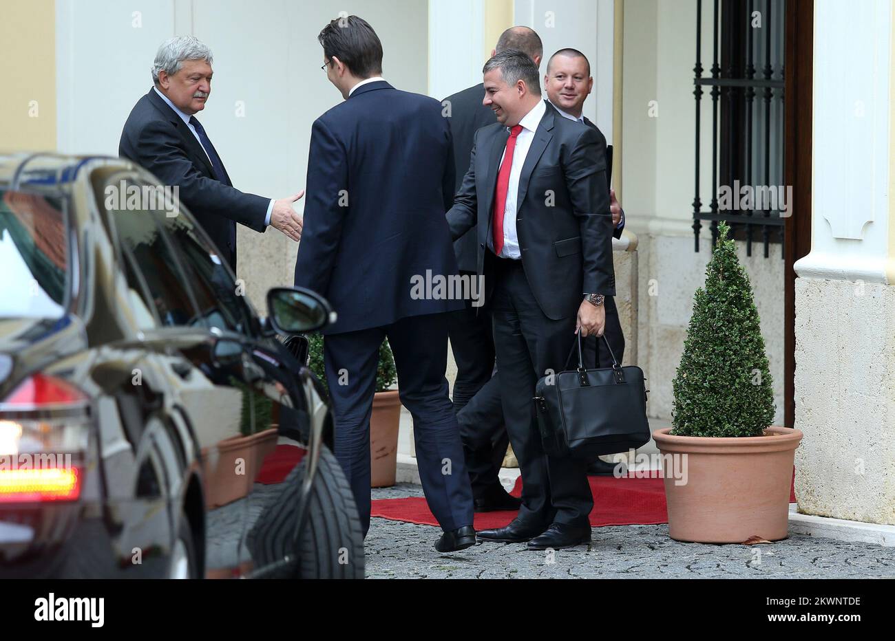 18.09.2013., Zagreb, Kroatien - Treffen der kroatischen Regierung mit den Leitern von Ungarns Mol über die Zukunft und Geschichte der im gemeinsamen Besitz befindlichen INA Industrija nafte (Ölgesellschaft). Die Regierung von Roatia ernannte den Wirtschaftsminister Ivan Vrdoljak zum Leiter des Verhandlungsteams. Mol, das 49,1 % des kroatischen Raffinerieherstellers besitzt, erlangte mit der Beteiligungsvereinbarung von 2009 die Kontrolle über das Unternehmen. Ivo Sanader, seinerzeit kroatischer Ministerpräsident, verbüßt wegen seiner Rolle im Abkommen sowie in einem gesonderten Fall, in dem die Hypo Alpe-Adria-Bank Österreichs betroffen ist, eine Haftstrafe von 10 Jahren. Foto: Stockfoto