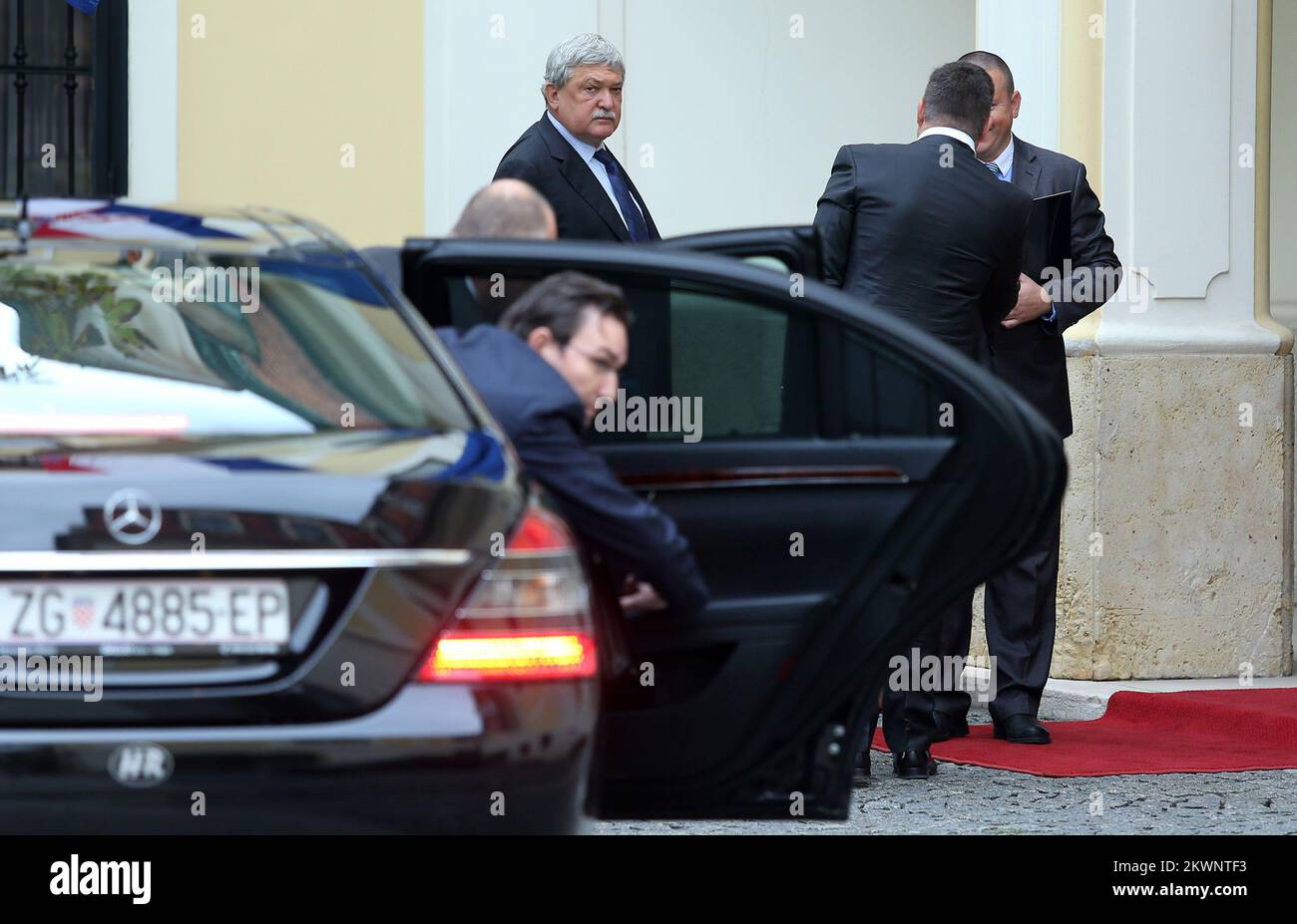 18.09.2013., Zagreb, Kroatien - Treffen der kroatischen Regierung mit den Leitern von Ungarns Mol über die Zukunft und Geschichte der im gemeinsamen Besitz befindlichen INA Industrija nafte (Ölgesellschaft). Die Regierung von Roatia ernannte den Wirtschaftsminister Ivan Vrdoljak zum Leiter des Verhandlungsteams. Mol, das 49,1 % des kroatischen Raffinerieherstellers besitzt, erlangte mit der Beteiligungsvereinbarung von 2009 die Kontrolle über das Unternehmen. Ivo Sanader, seinerzeit kroatischer Ministerpräsident, verbüßt wegen seiner Rolle im Abkommen sowie in einem gesonderten Fall, in dem die Hypo Alpe-Adria-Bank Österreichs betroffen ist, eine Haftstrafe von 10 Jahren. Foto: Stockfoto