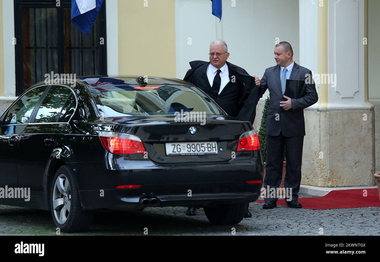 18.09.2013., Zagreb, Kroatien - Treffen der kroatischen Regierung mit den Leitern von Ungarns Mol über die Zukunft und Geschichte der im gemeinsamen Besitz befindlichen INA Industrija nafte (Ölgesellschaft). Die Regierung von Roatia ernannte den Wirtschaftsminister Ivan Vrdoljak zum Leiter des Verhandlungsteams. Mol, das 49,1 % des kroatischen Raffinerieherstellers besitzt, erlangte mit der Beteiligungsvereinbarung von 2009 die Kontrolle über das Unternehmen. Ivo Sanader, seinerzeit kroatischer Ministerpräsident, verbüßt wegen seiner Rolle im Abkommen sowie in einem gesonderten Fall, in dem die Hypo Alpe-Adria-Bank Österreichs betroffen ist, eine Haftstrafe von 10 Jahren. Foto: Stockfoto