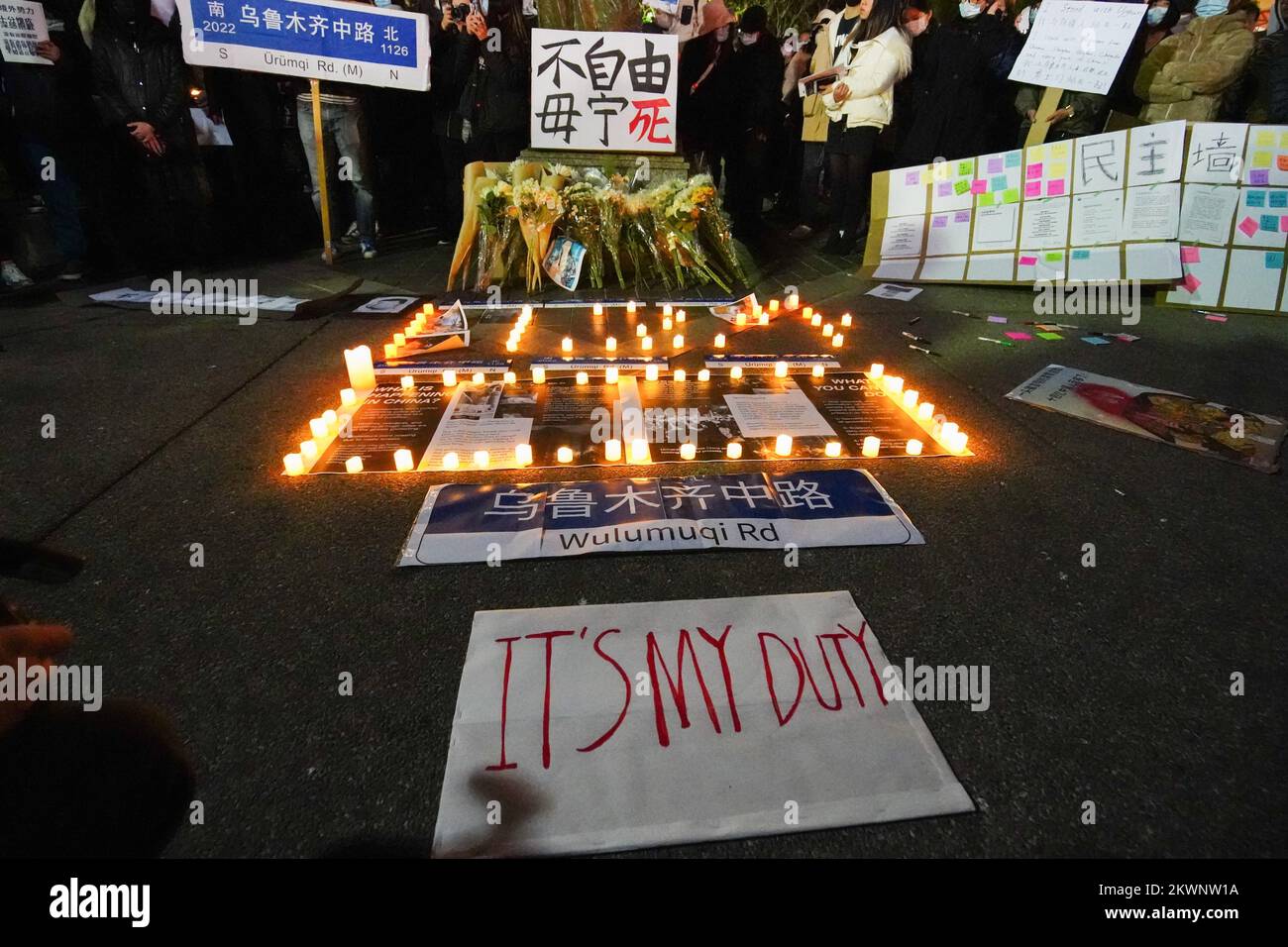 Während einer Vorführung werden neben Blumen und Plakaten Kerzen angezündet. Die Menschen in China protestieren seit November 2022 gegen Anti-Virus-Beschränkungen. Viele Menschen in China marschierten mit leeren Papieren auf die Straße, um die coviden Regeln zu lockern, und forderten den Führer dieses Landes auf, zurückzutreten. Der Protest wurde als „Revolution von A4“ bezeichnet. Hunderte von Menschen nahmen an einer Demonstration zur Unterstützung der Demonstranten in China am Portsmouth Square in San Francisco Teil. (Foto: Michael Ho Wai Lee/SOPA Images/Sipa USA) Stockfoto