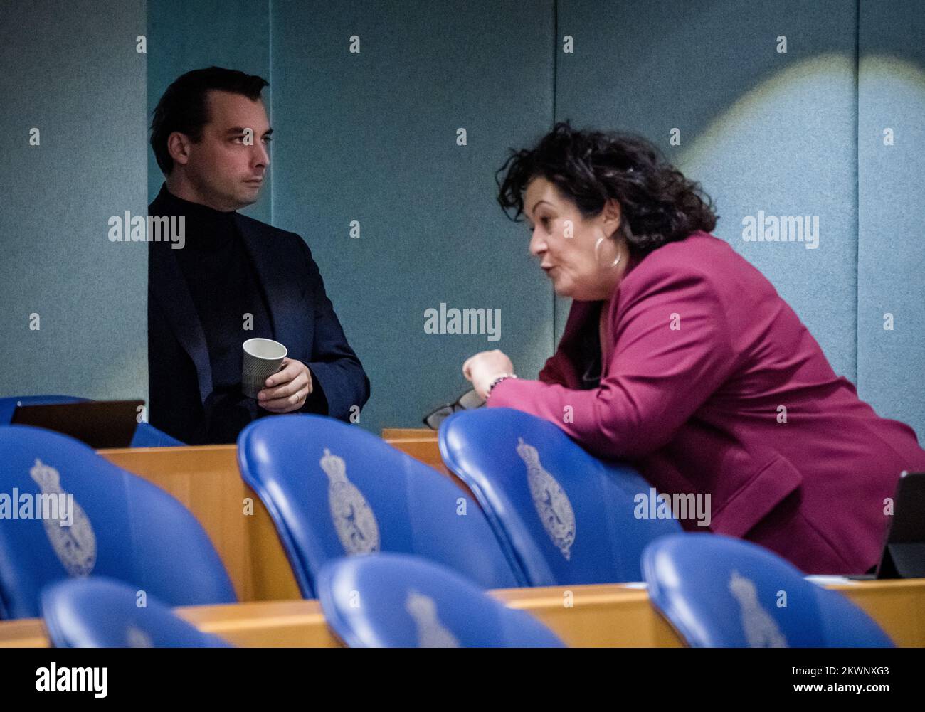 DEN HAAG - Thierry Baudet (FVD) und Caroline van der Plas (BBB) während einer Debatte im Repräsentantenhaus über den Haushalt für Infrastruktur und Wasserwirtschaft. Das Kabinett kündigte kürzlich an, dass es rund 7,5 Milliarden Euro in Straßen, Schienen und Radwege investieren wird. 65 Prozent der Investitionen erfolgen im Ballungsraum Randstad und 35 Prozent im Rest des Landes. ANP BART MAAT niederlande out - belgien out Stockfoto